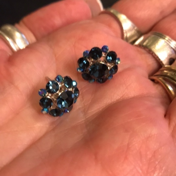 Post Earrings - Picture 2 of 4